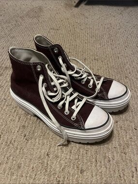 Burgundy heeled converse! Size 9